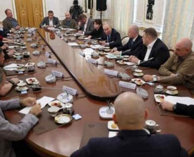 En un encuentro con 18 blogueros y corresponsales de guerra rusos el mandatario abordó la situación de las Fuerzas Armadas en el campo de batalla.