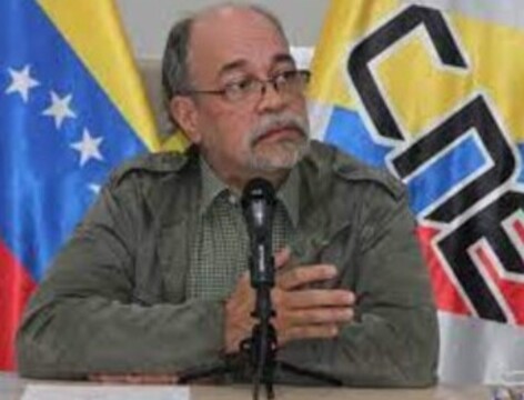 Los rectores no explicaron los motivos de la extraña dimisión pero el Parlamento se dispone a nombrar ya unos sustitutos.