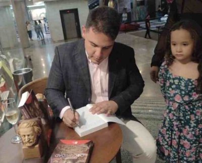 Descenso a la Oscuridad es el título de la obra escrita por el joven abogado Víctor Jiménez Urés