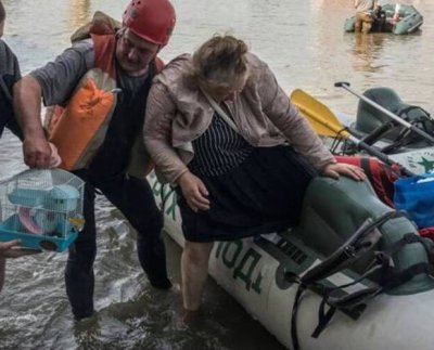 Miles de personas escapan desesperadamente de las inundaciones tras el colapso presuntamente provocado de la presa de Nova Kakhovka