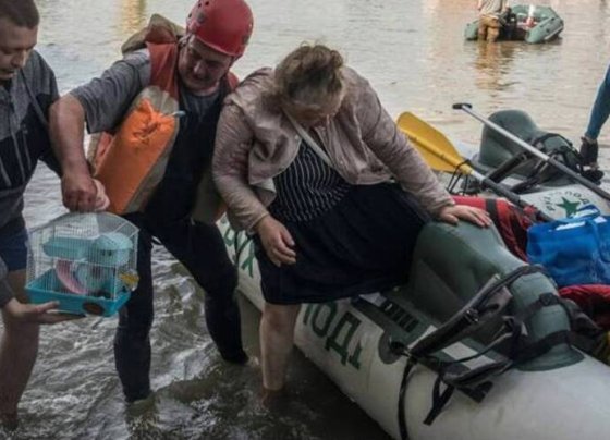 Miles de personas escapan desesperadamente de las inundaciones tras el colapso presuntamente provocado de la presa de Nova Kakhovka