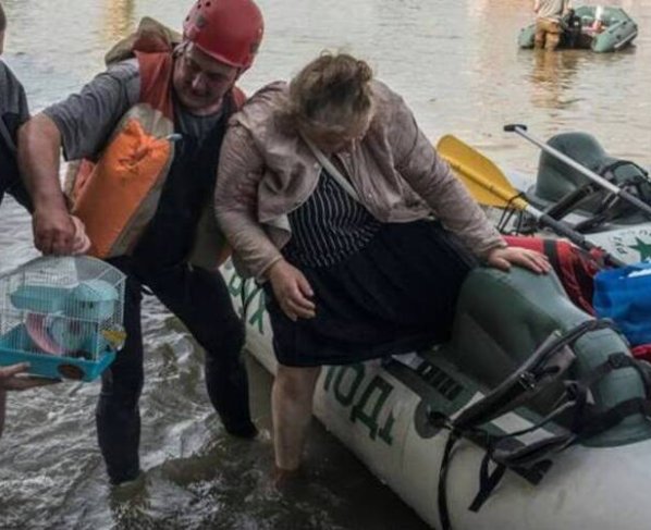 Miles de personas escapan desesperadamente de las inundaciones tras el colapso presuntamente provocado de la presa de Nova Kakhovka