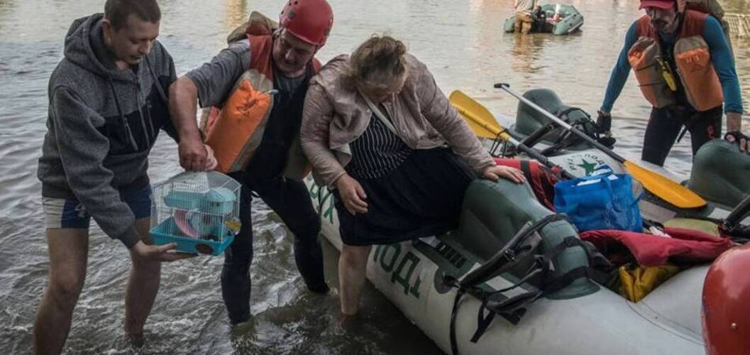 Miles de personas escapan desesperadamente de las inundaciones tras el colapso presuntamente provocado de la presa de Nova Kakhovka