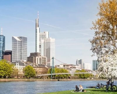 Entre 1970 y 2021, la cantidad de personas que vivían en las ciudades aumentó de 1190 millones a 4460 millones