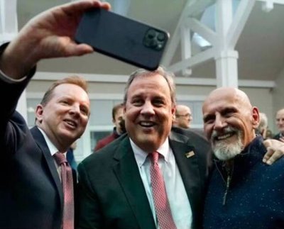 El ex gobernador de Nueva Jersey Chris Christie presentó los documentos para lanzar formalmente su candidatura republicana para la presidencia de Estados Unidos.