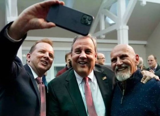 El ex gobernador de Nueva Jersey Chris Christie presentó los documentos para lanzar formalmente su candidatura republicana para la presidencia de Estados Unidos.