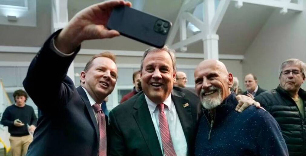 El ex gobernador de Nueva Jersey Chris Christie presentó los documentos para lanzar formalmente su candidatura republicana para la presidencia de Estados Unidos.