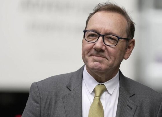 El actor ganador del Oscar Kevin Spacey se emociona al aprovecharse de otros hombres dijo un fiscal al jurado durante su juicio por agresión sexual el viernes en un tribunal de Londres.
