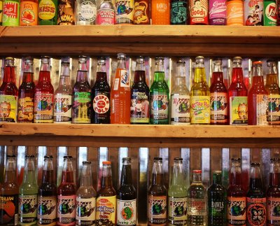 El edulcorante Aspartamo está presente en bebidas bajas en calorías y también en dulces muy populares, pero puede resultar cancerígeno.