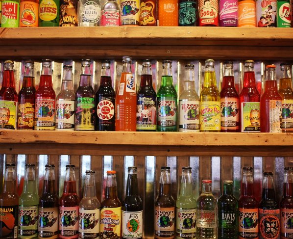 El edulcorante Aspartamo está presente en bebidas bajas en calorías y también en dulces muy populares, pero puede resultar cancerígeno.