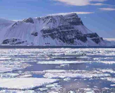 El deshielo marino expone a las gruesas plataformas de hielo que sostienen la capa helada de la Antártida a las olas y a temperaturas más cálidas.