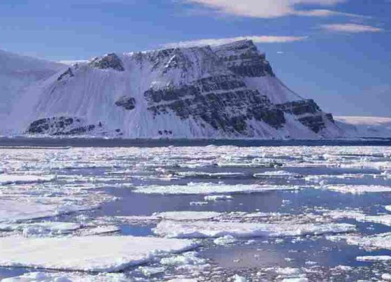 El deshielo marino expone a las gruesas plataformas de hielo que sostienen la capa helada de la Antártida a las olas y a temperaturas más cálidas.