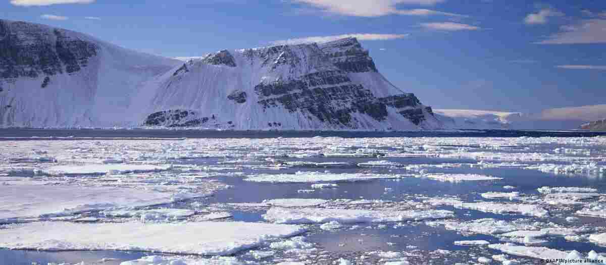 El deshielo marino expone a las gruesas plataformas de hielo que sostienen la capa helada de la Antártida a las olas y a temperaturas más cálidas.