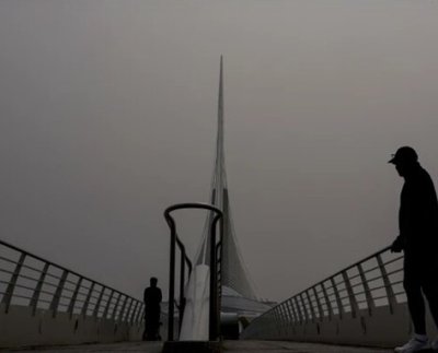 Los impactos son particularmente fuertes en las comunidades pobres y minoritarias que tienen más probabilidades de vivir cerca de plantas contaminantes y tienen tasas más altas de asma