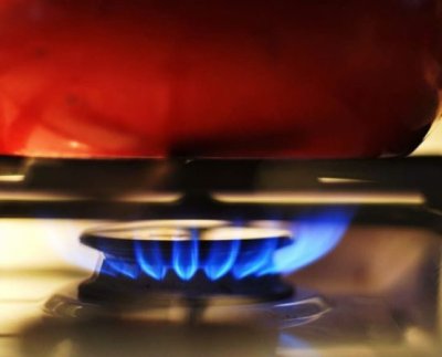 La fórmula química de este hidrocarburo de la familia de los alcanos es CH4 (un átomo de carbono y cuatro átomos de hidrógeno).