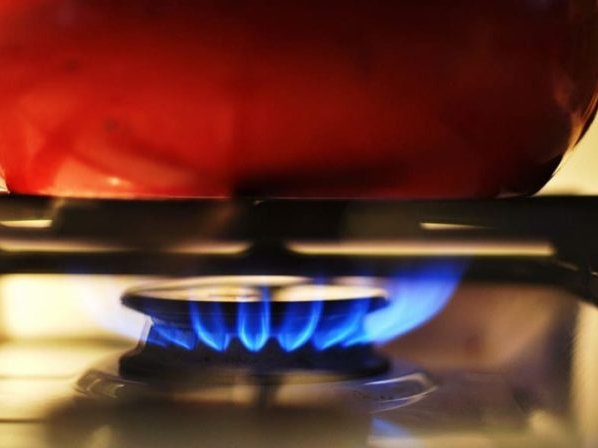 La fórmula química de este hidrocarburo de la familia de los alcanos es CH4 (un átomo de carbono y cuatro átomos de hidrógeno).
