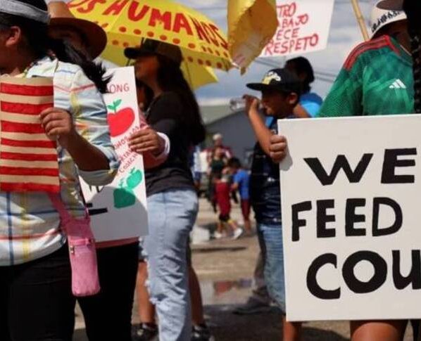 Inmigrantes y otras organizaciones protestaron contra las leyes del gobernador Ron DeSantis que imponen restricciones a los inmigrantes en la Florida.