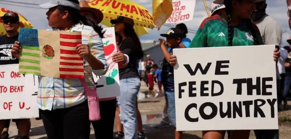Inmigrantes y otras organizaciones protestaron contra las leyes del gobernador Ron DeSantis que imponen restricciones a los inmigrantes en la Florida.