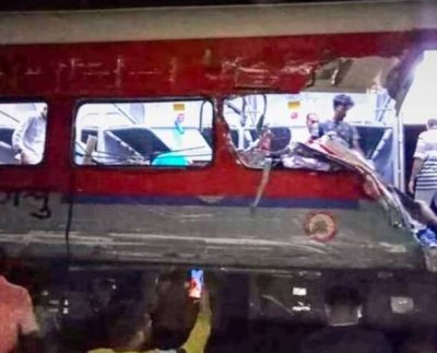 Las autoridades en Nueva Delhi, capital de la India, informaron que al menos 200 personas murieron y centenares resultaron heridos tras descarrilarse dos trenes.