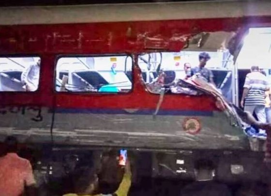 Las autoridades en Nueva Delhi, capital de la India, informaron que al menos 200 personas murieron y centenares resultaron heridos tras descarrilarse dos trenes.