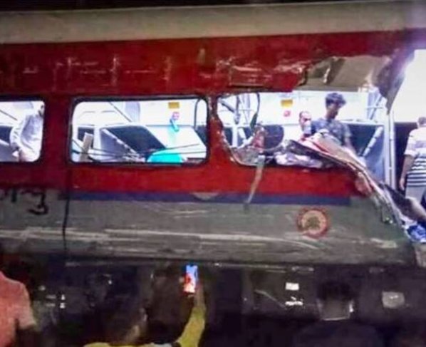 Las autoridades en Nueva Delhi, capital de la India, informaron que al menos 200 personas murieron y centenares resultaron heridos tras descarrilarse dos trenes.