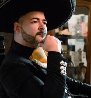 Alejandro García tiene una larga trayectoria en el mundo del espectáculo con más de 20 años como cantante ha conquistado grandes escenarios dentro y fuera de Venezuela