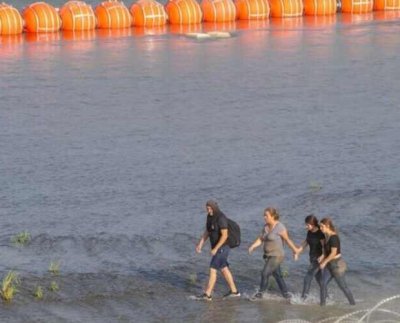 Abbott envió una carta al presidente Joe Biden asegurando que estaba dispuesto a llevar una batalla legal con la administración para defender la barrera flotante.