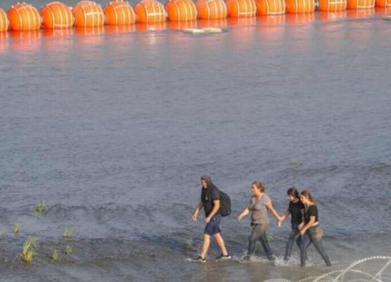 Abbott envió una carta al presidente Joe Biden asegurando que estaba dispuesto a llevar una batalla legal con la administración para defender la barrera flotante.