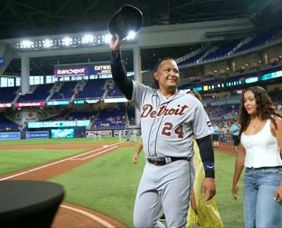 El pelotero venezolano Miguel Cabrera pudo compartir previo al juego, con varias leyendas del béisbol venezolano como David Concepción