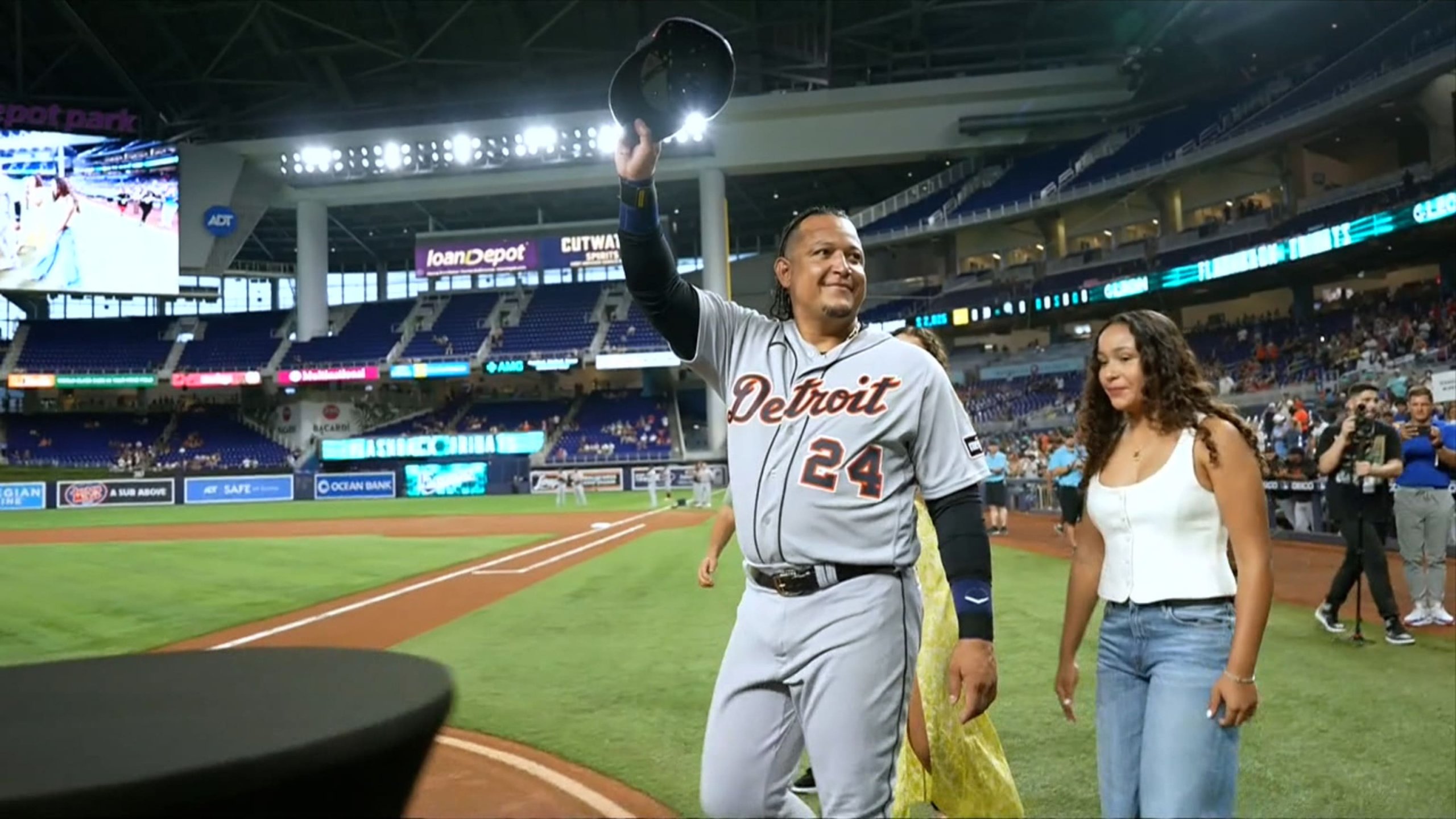 El pelotero venezolano Miguel Cabrera pudo compartir previo al juego, con varias leyendas del béisbol venezolano como David Concepción