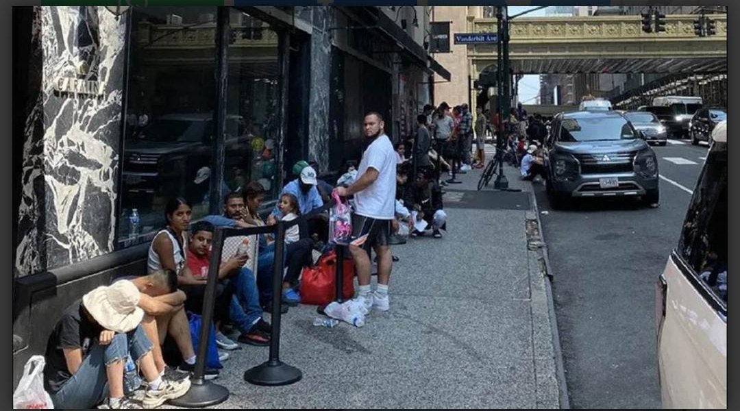 Esta emergencia se debe a que desde el sábado comenzaron a llegar autobuses con migrantes latinoamericanos a Nueva York.