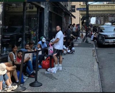 Esta emergencia se debe a que desde el sábado comenzaron a llegar autobuses con migrantes latinoamericanos a Nueva York.
