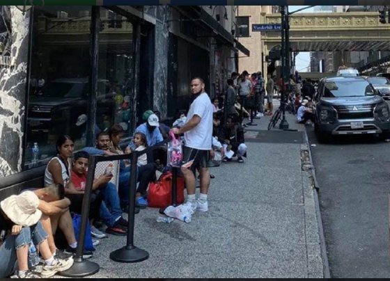 Esta emergencia se debe a que desde el sábado comenzaron a llegar autobuses con migrantes latinoamericanos a Nueva York.