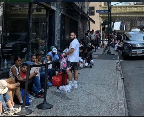 Esta emergencia se debe a que desde el sábado comenzaron a llegar autobuses con migrantes latinoamericanos a Nueva York.