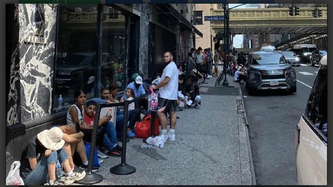 Esta emergencia se debe a que desde el sábado comenzaron a llegar autobuses con migrantes latinoamericanos a Nueva York.