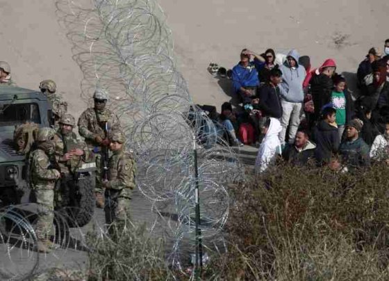 el trato inhumano y el uso de alambre de púas boyas y otras barreras en la frontera de Texas " ponen en peligro la seguridad de mujeres y niños que buscan asilo