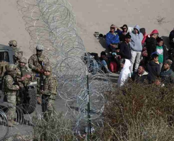 el trato inhumano y el uso de alambre de púas boyas y otras barreras en la frontera de Texas " ponen en peligro la seguridad de mujeres y niños que buscan asilo