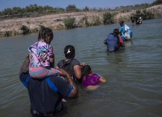 La cancillería mexicana dijo que mantiene comunicación constante con Estados Unidos para ampliar la movilidad laboral y la protección a refugiados
