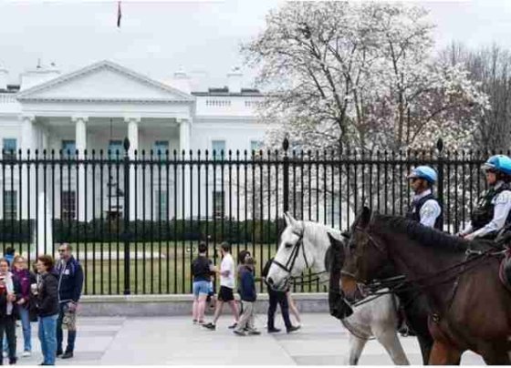 El Servicio Secreto que es responsable de asegurar la Casa Blanca, estaba revisando los registros de visitantes y las imágenes de seguridad.