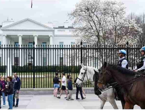 El Servicio Secreto que es responsable de asegurar la Casa Blanca, estaba revisando los registros de visitantes y las imágenes de seguridad.