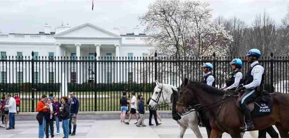 El Servicio Secreto que es responsable de asegurar la Casa Blanca, estaba revisando los registros de visitantes y las imágenes de seguridad.