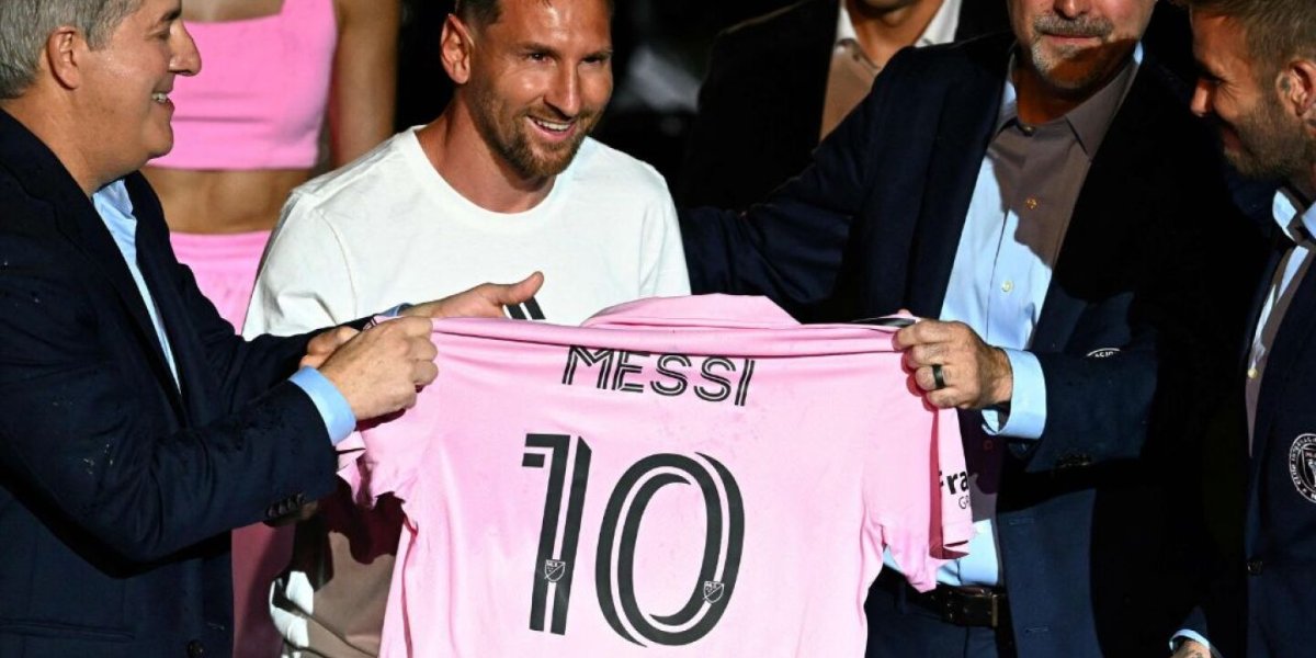 El astro argentino Lionel Messi recibió por Jorge Mas y David Beckham la camiseta con el número 10 que portará con el Inter Miami