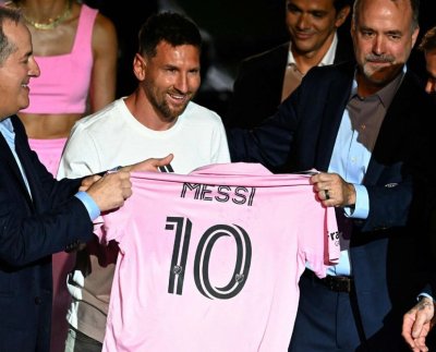 El astro argentino Lionel Messi recibió por Jorge Mas y David Beckham la camiseta con el número 10 que portará con el Inter Miami