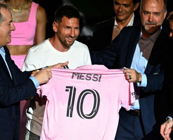 El astro argentino Lionel Messi recibió por Jorge Mas y David Beckham la camiseta con el número 10 que portará con el Inter Miami