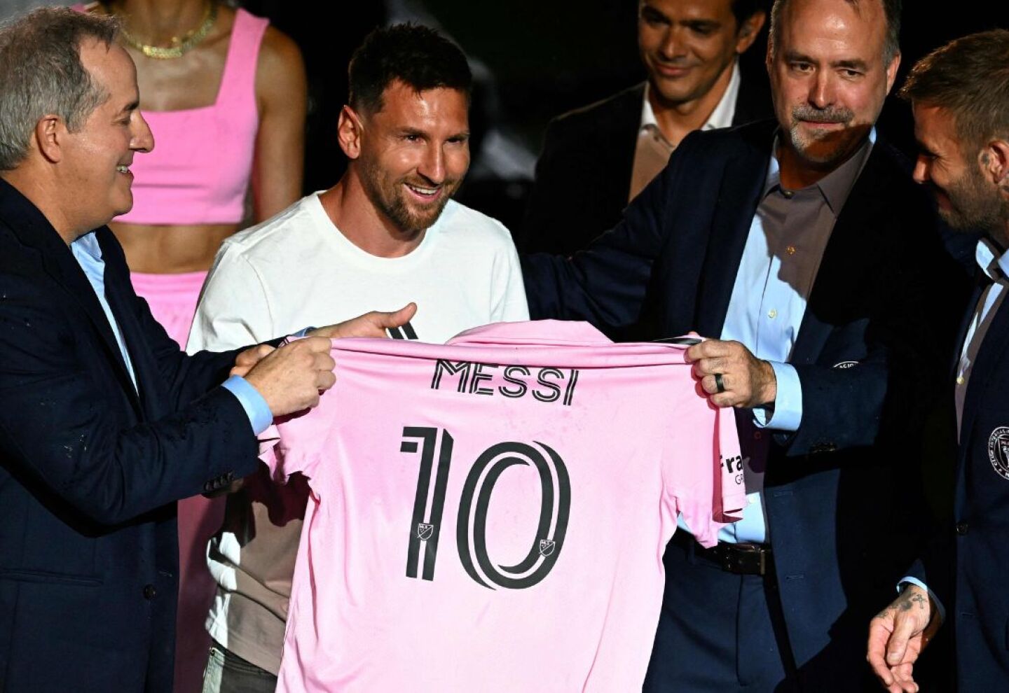 El astro argentino Lionel Messi recibió por Jorge Mas y David Beckham la camiseta con el número 10 que portará con el Inter Miami