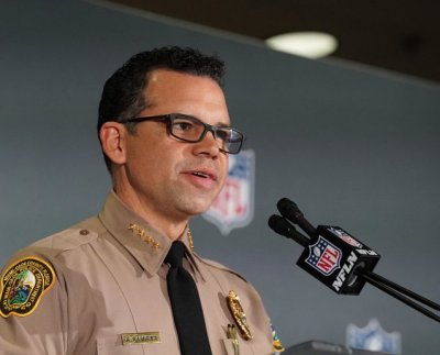 De acuerdo a los informes policiales, un trabajador del hotel en Tampa en donde se hospedaba el Director de la Policía de Miami-Dade