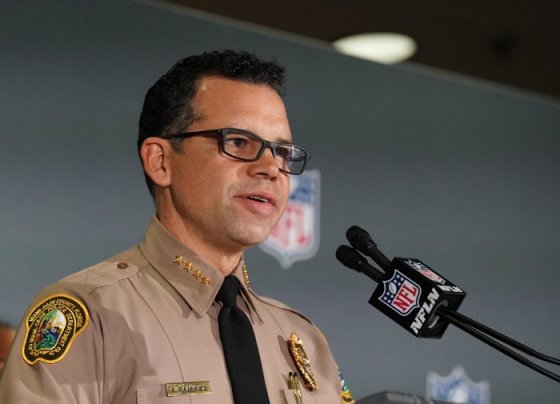 De acuerdo a los informes policiales, un trabajador del hotel en Tampa en donde se hospedaba el Director de la Policía de Miami-Dade