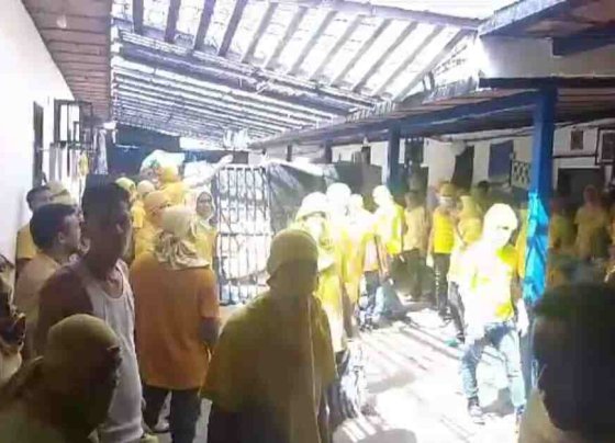 A esta hora se mantiene el motín de reclusos que tomaron como rehenes a cuatro funcionarios policiales adscritos al Cuerpo de Policía Bolivariana del estado Aragua desde el pasado lunes.