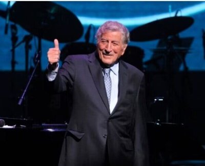 Bennett rompió su propio récord como el artista vivo de mayor edad con un álbum número 1 en la lista Billboard 200 por "Cheek to Cheek", su proyecto de duetos con Lady Gaga.