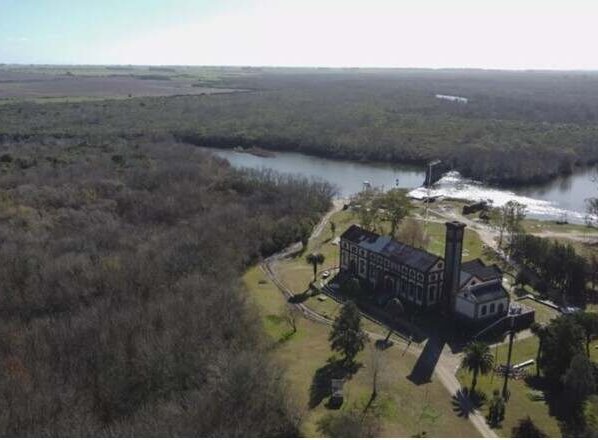 Uruguay trabaja contra el tiempo para canalizar agua dulce destinada a la zona más poblada del país donde desde hace más de dos meses el agua del grifo sale salada